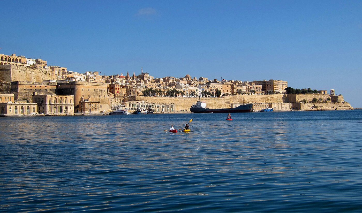 Málta, Valletta - az óváros a Grand Harbour felől nézve